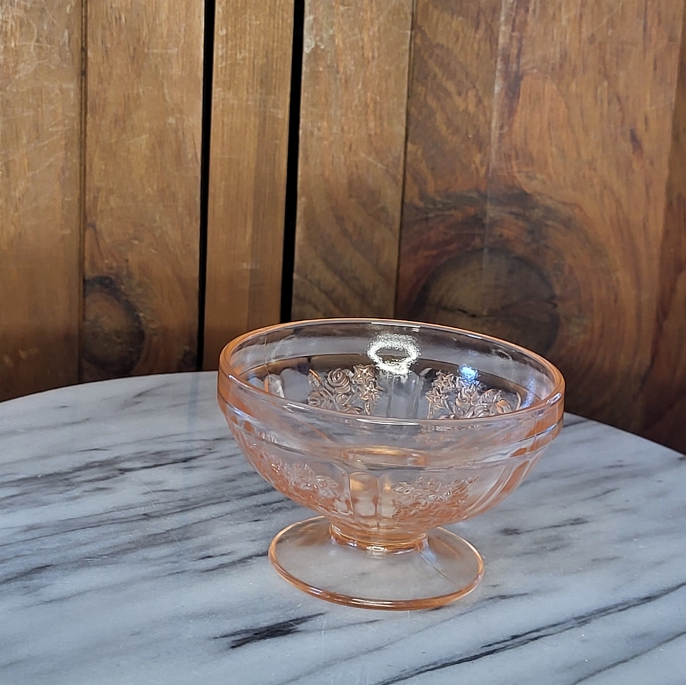 Elegant Pink Glass Dessert Bowl - Picture 5 of 11